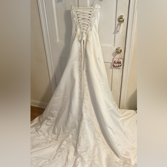 Timeless Designer Wedding Dress With Lace Detail - Picture 1 of 6